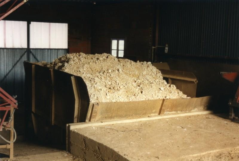 Chaîne de fabrication, trémie (A).