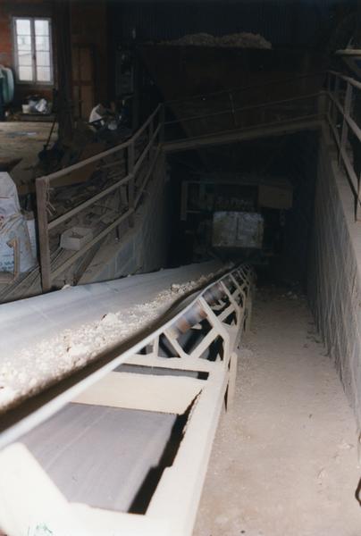 Chaîne de fabrication, tapis élévateur (D).