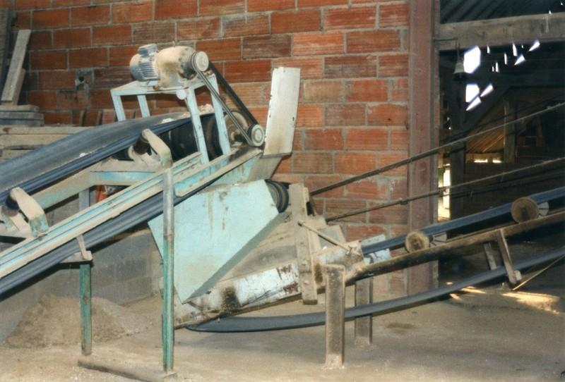 Chaîne de fabrication, partie supérieure du tapis (D) - moteur électrique (E) - broyeur-dégrossisseur (F) dans le volume de couleur bleue à la base.