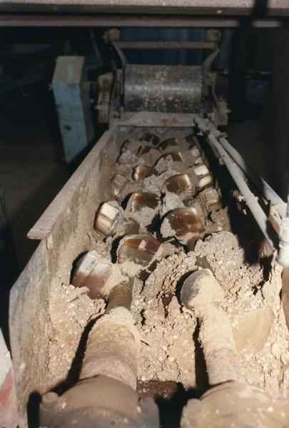 Chaîne de fabrication, mouilleur-mélangeur-broyeur-finisseur (H).