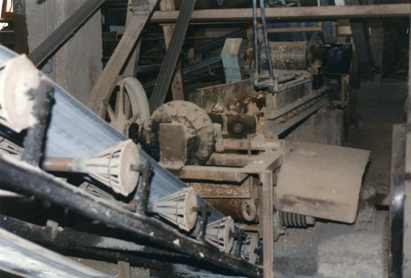 Chaîne de fabrication, Tapis élévateur (I) vers mouleuse.