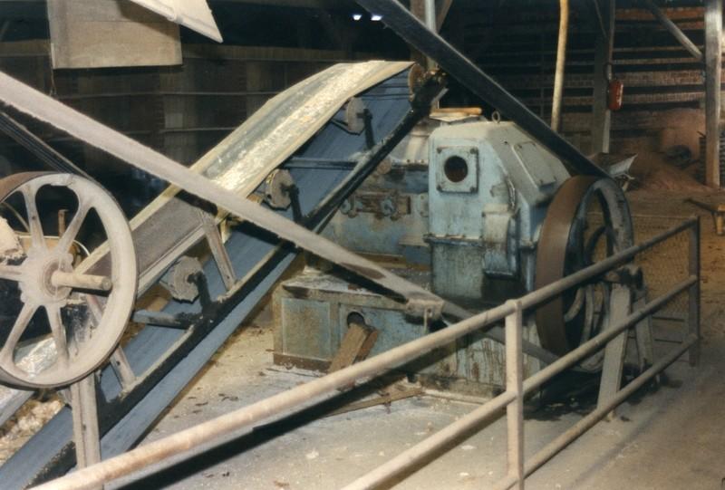 Chaîne de fabrication, le même (I) au-dessus de la mouleuse (J1).