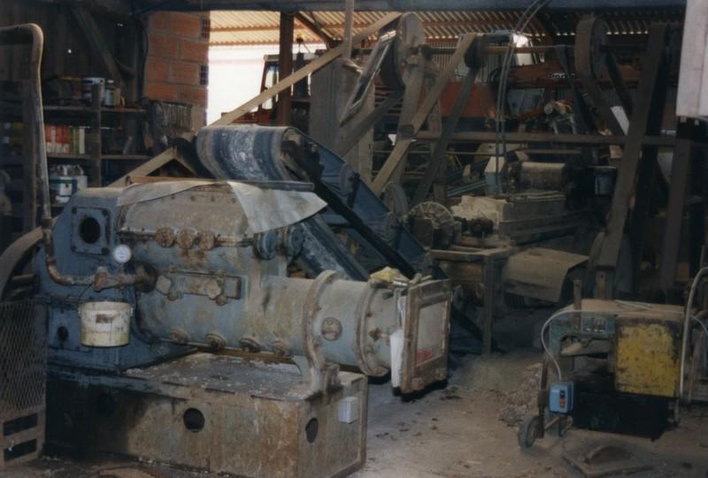 Chaîne de fabrication, gros plan sur la mouleuse Saulière-VL-15 (J1) et vue d'ensemble sur les installations en aval.