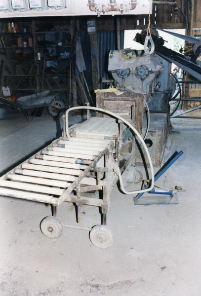 Chaîne de fabrication, coupeuse (J2) en bout de la mouleuse (J1).