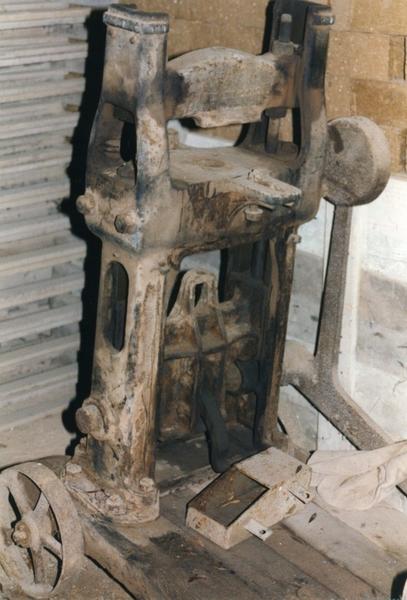 Chaîne de fabrication, presse à bras DELAHAYE (N), en partie démontée.