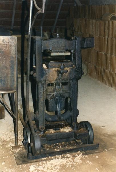 Chaîne de fabrication, presse à bras DELAHAYE (O) en service.
