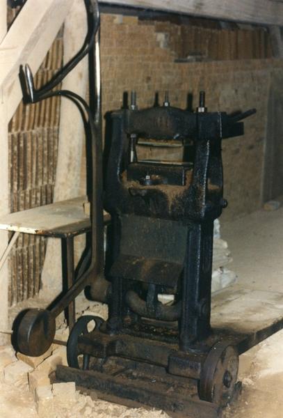 Chaîne de fabrication, presse à bras A.DUBOIS (P) en service.