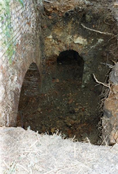 Base du mur O, embrasure de foyer et entrée du tunnel qui longe le mur S.