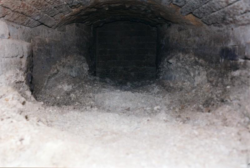 Intérieur du foyer E, au fond mur en saillie dans la cuve.