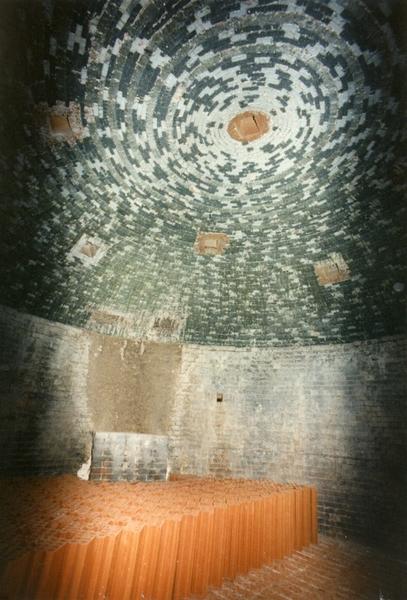 Cuve, cheminée foyer S, voûte.