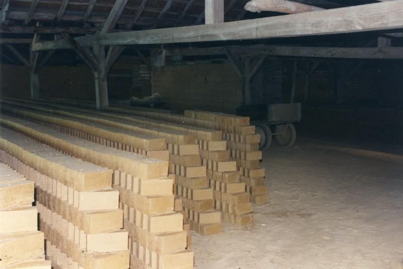 Briques au séchage, nef centrale.