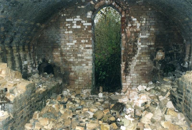 Chambre de cuisson, embrasure de chargement N et foyers latéraux.