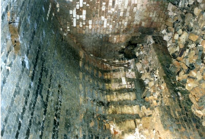 Gros plan sur les foyers N d'une chambre de cuisson, côté Est et Ouest. L'alternance de tâches verticales claires et foncées correspond à l'espacement des arcs.