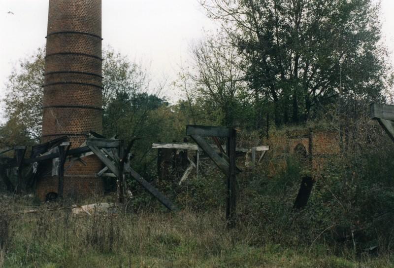 Vue de l'ensemble (vestiges de la halle détruite, cheminée et four).
