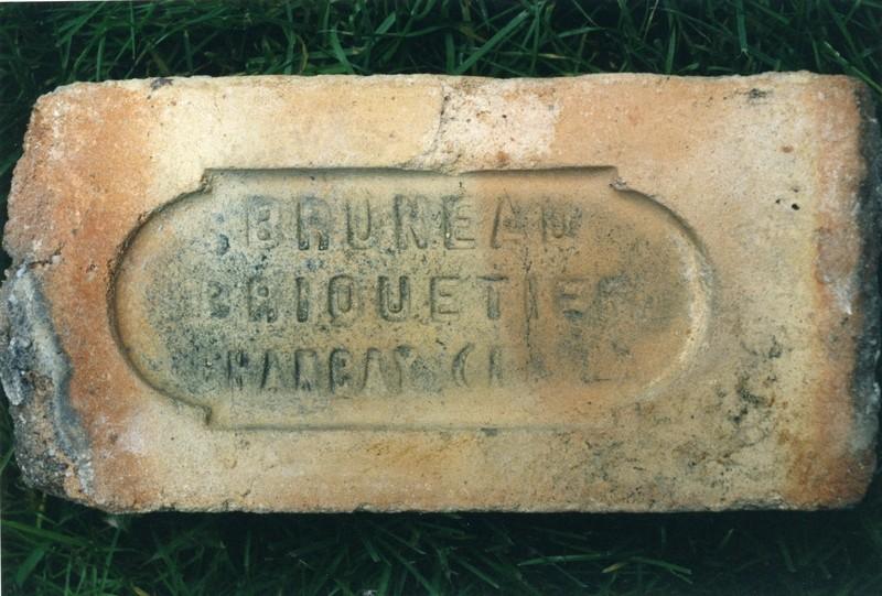 Marque de brique pleine.