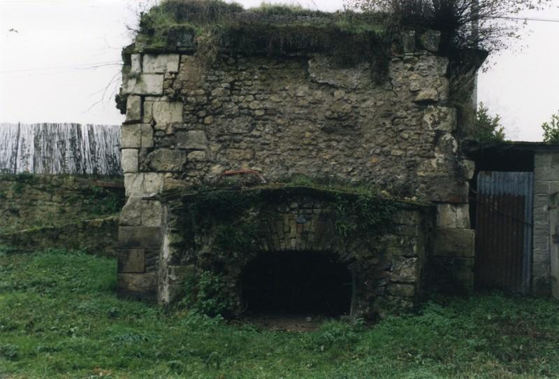 Face N et embrasure de foyer.