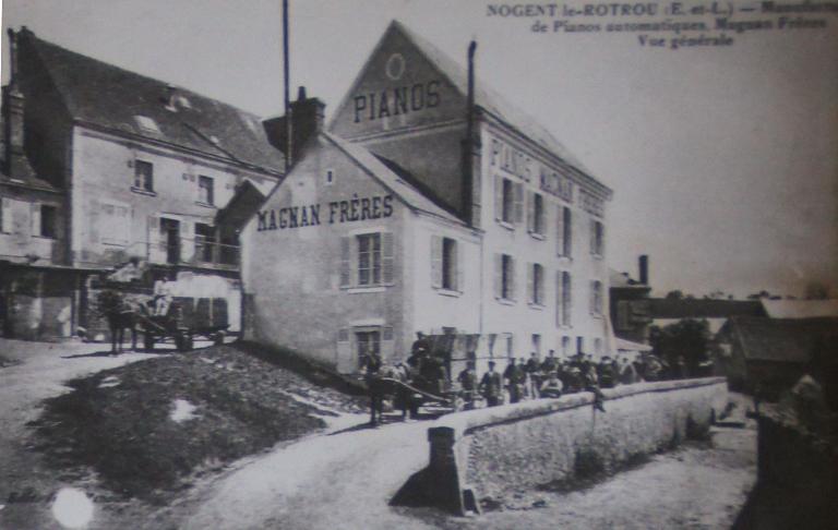Carte postale, manufacture de pianos, vue de l'ouest (entre 1905-1925, Château Musée Saint-Jean).
