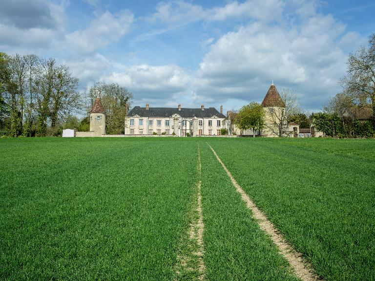 Vue éloignée du château depuis le sud-ouest.