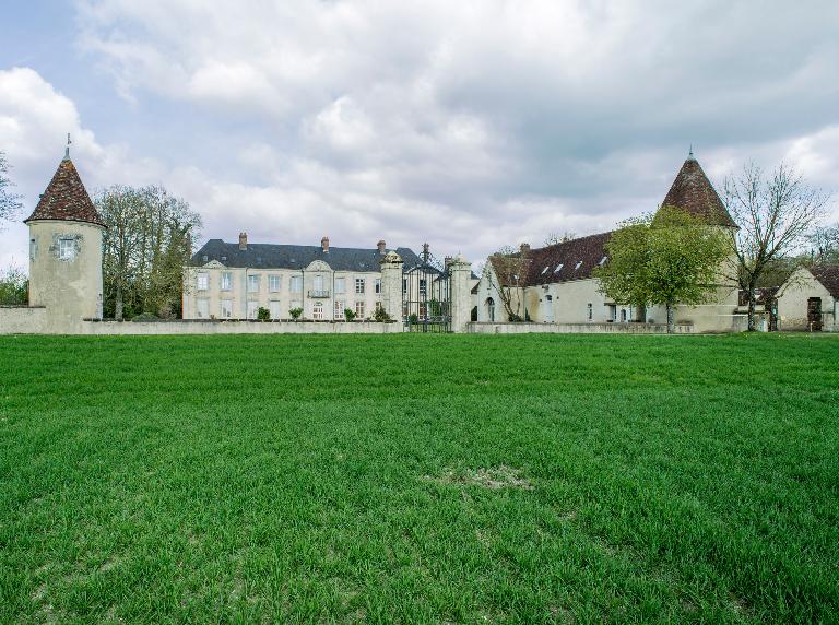 Oursières, château. ; Vue générale du château depuis le sud-ouest.