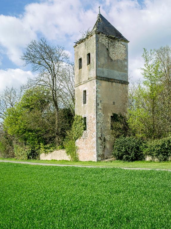 Tour carrée, au nord-ouest du domaine.