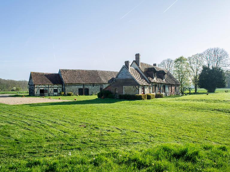 Ferme du Petit Essard. ; Vue d'ensemble de la ferme depuis le sud.