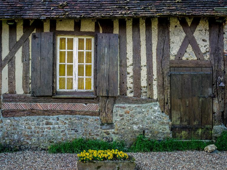 Bâtiment principal, partie logis, vue de détail de la mise en oeuvre en pan de bois et des ouvertures côté nord.