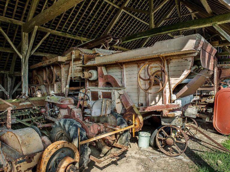 Machines agricoles des années 1950 conservées sous le hangar.