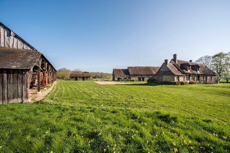 Vue d'ensemble de la ferme depuis le sud.