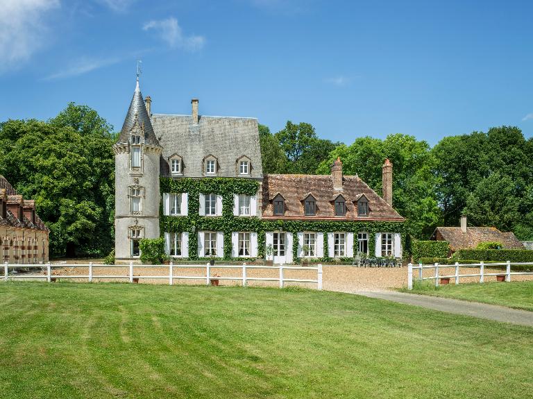 Demeure, vue générale du bâtiment principal depuis le sud. ; Demeure de la Pihourdière. ; La Pihourdière, demeure.