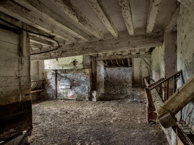 Bâtiment secondaire, logis sud converti en étable, vue d'ensemble de l'ancienne salle.