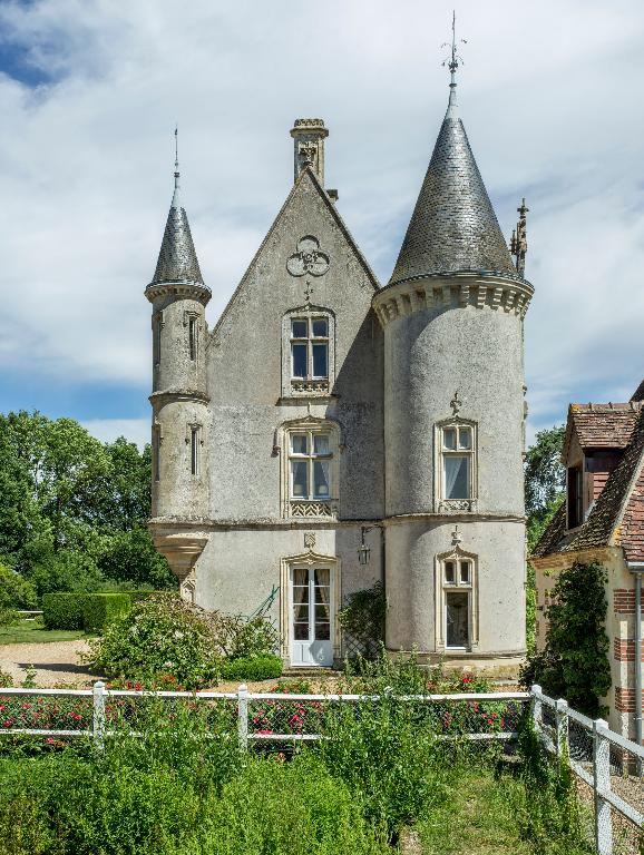 Demeure, pignon ouest avec tour et tourelle.