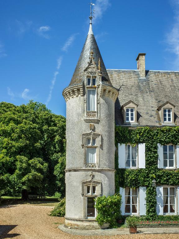 Demeure, élévation sud, vue partielle côté ouest.