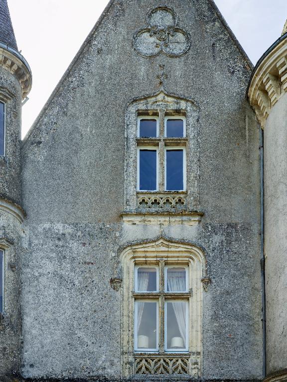 Vue de détail des fenêtres du pignon ouest et de leur décor néo-gothique.