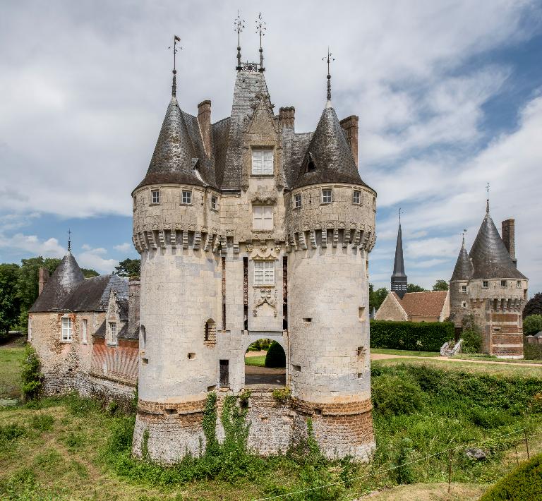 Vue d'ensemble depuis le sud-ouest (avec l'église paroissiale Notre-Dame en arrière-plan). ; Château de Frazé et église paroissiale Notre-Dame.