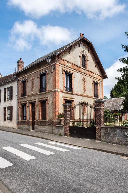 Ancienne étude notariale et logement du notaire, au 4 rue du 8 Mai 1945, datant de 1904. ; Vue générale, depuis le sud-est.