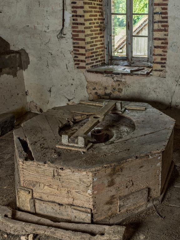 Bâtiment principal, partie atelier, meule du rez-de-chaussée surélevé.