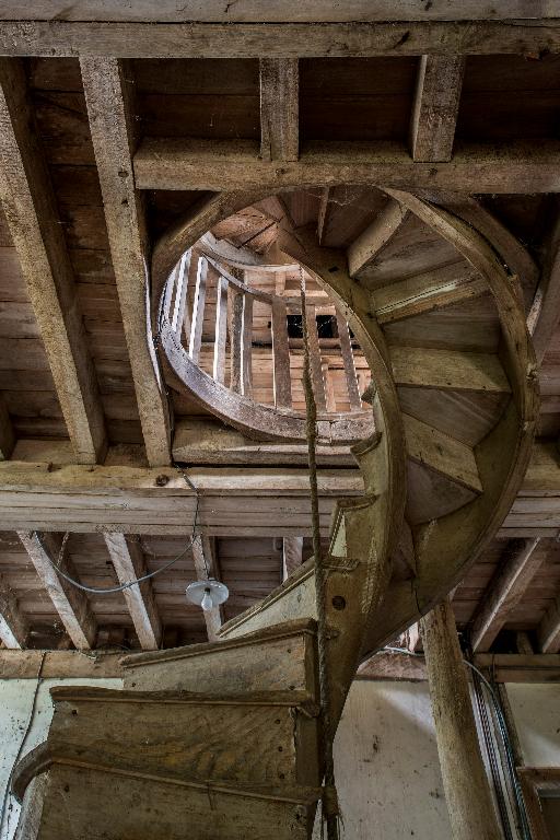 Bâtiment principal, partie atelier, rez-de-chaussée surélevé, vue de détail de l'escalier.