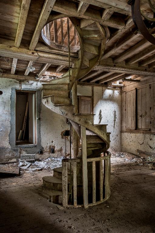 Bâtiment principal, partie atelier, rez-de-chaussée surélevé, vue de l'escalier.
