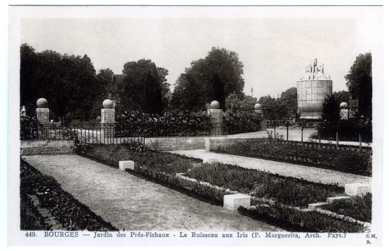 Vue éloignée d'un des quatre vases (carte postale ancienne, édition E.M.B., Archives municipales de Bourges, 2Fi159).