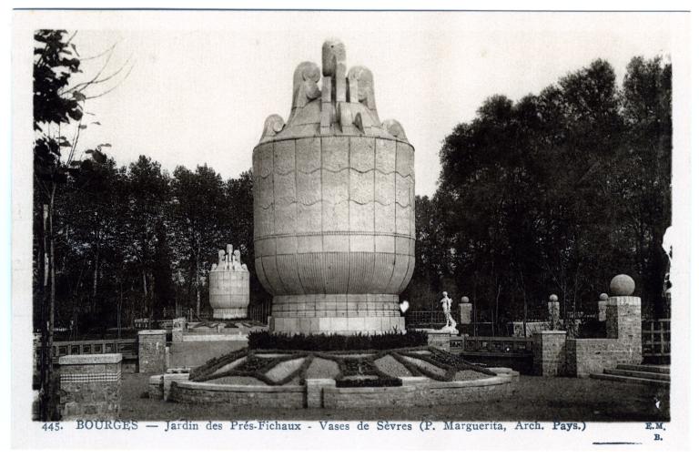 Vue de deux vases en alignement (carte postale ancienne, édition E.M.B., Archives municipales de Bourges, 2Fi165).