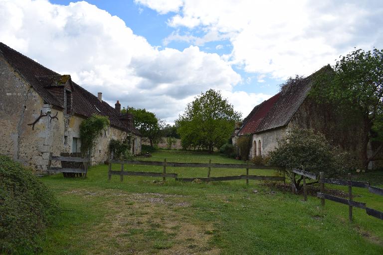 Vue générale depuis le sud. ; Ferme de la Bigotière (17e ou 18e siècle, modifiée au 19e siècle).