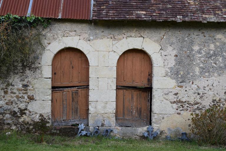 Bâtiment secondaire, vue de détail des portes des dépendances.