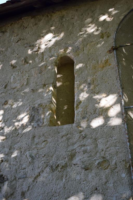 Élévation sud, vue de détail d'une baie romane obstruée.