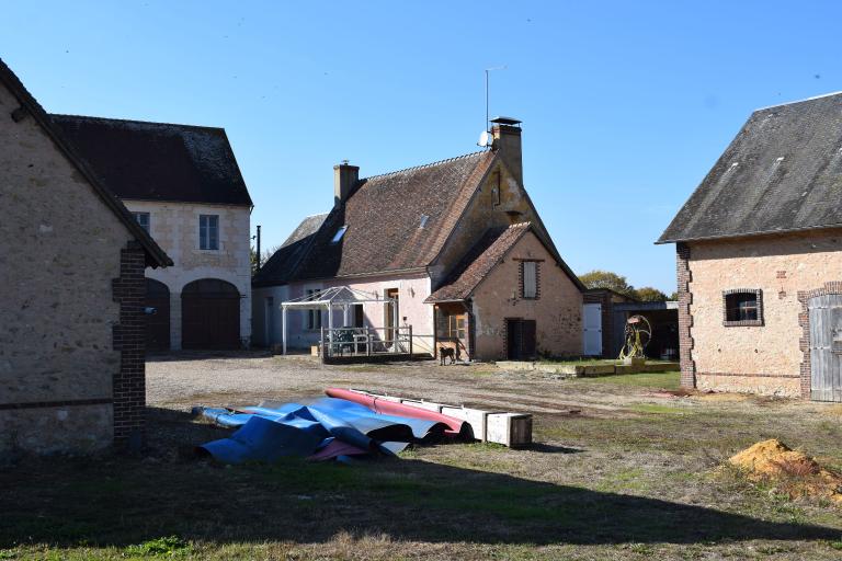 Vue partielle (logis au centre) depuis l'est.