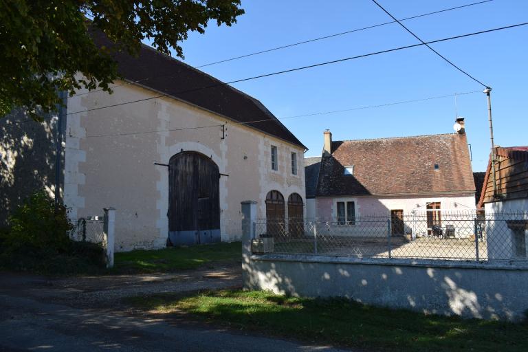 Ferme de La Haudonnière. ; Grange, remise et logis, vue générale depuis le sud-est. ; Ferme de La Haudonnière, vaste dépendance ajoutée tardivement.