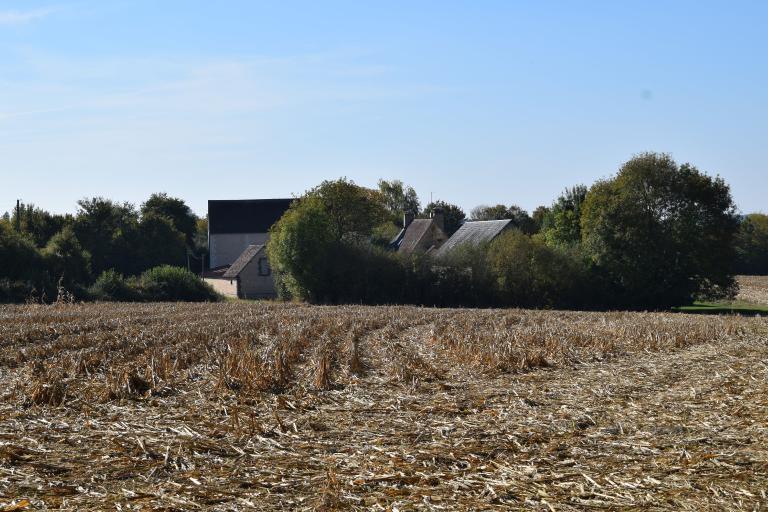 Vue de situation, depuis le nord-est. ; La Haudonnière : toitures des bâtiments de la fermes.