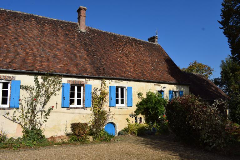 Bâtiment principal, partie est, vue générale. ; Ferme au Charme : logis en rez-de-chaussée surélevé sur cave.