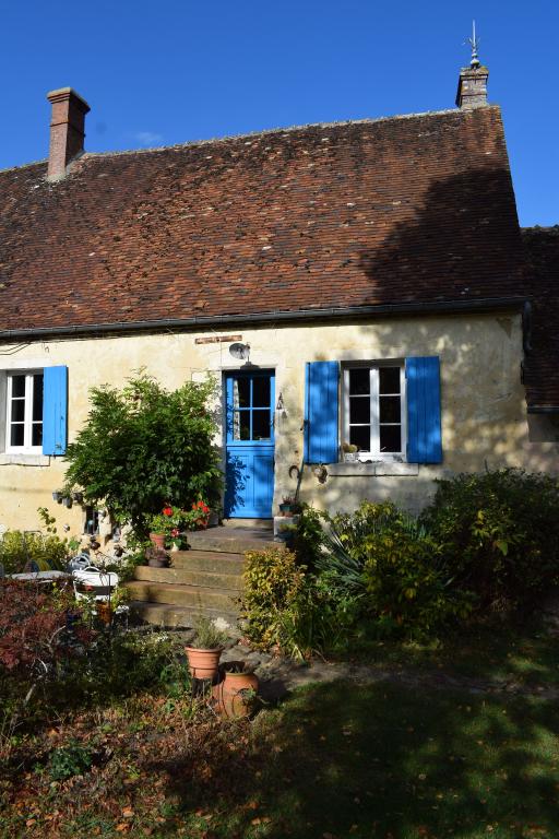 Bâtiment principal, partie logis est en rez-de-chaussée surélevé, sur cave accessible par un escalier extérieur. 