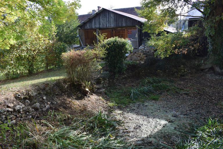 Mare (mise en assec) et remise, au nord-ouest de la ferme.