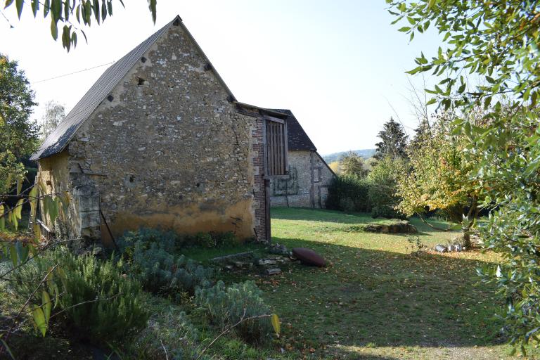 Ancienne remise et vestiges d'une dépendance, vue générale depuis le nord.